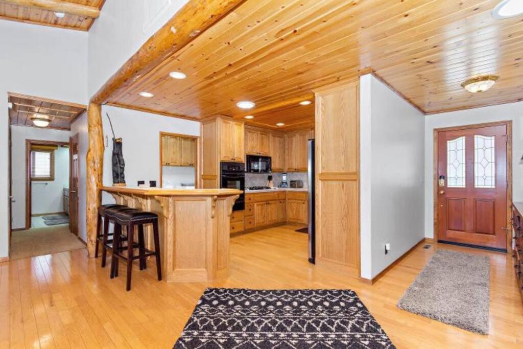 Custom Single Story Cabin With Jacuzzi Pool Table & Big Game Room With Arcade Games Биг Беър Лейк Екстериор снимка