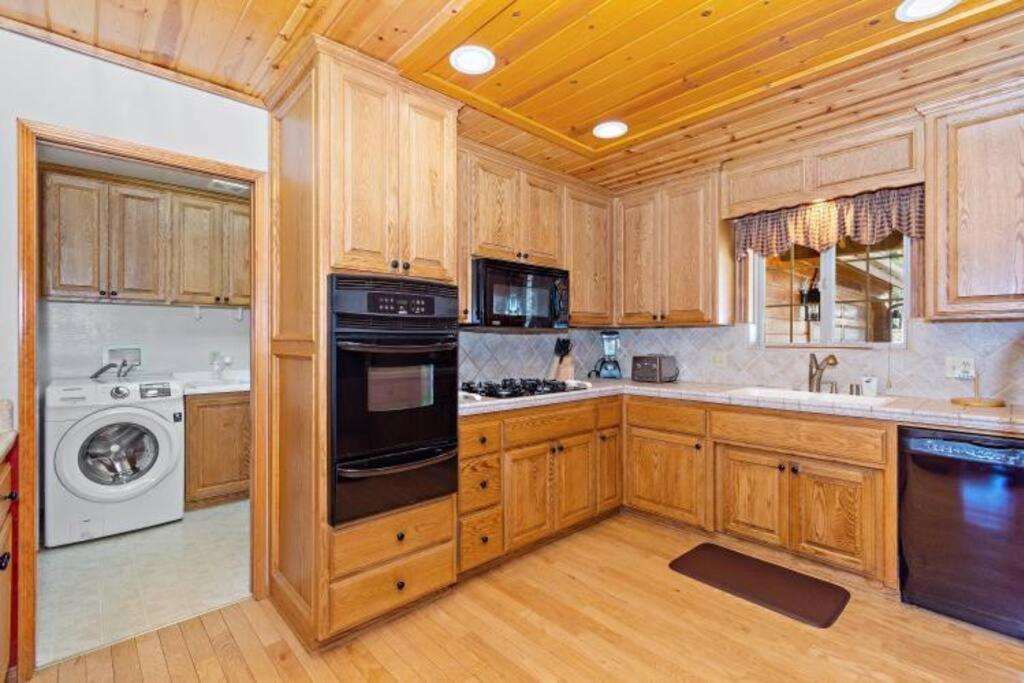 Custom Single Story Cabin With Jacuzzi Pool Table & Big Game Room With Arcade Games Биг Беър Лейк Екстериор снимка
