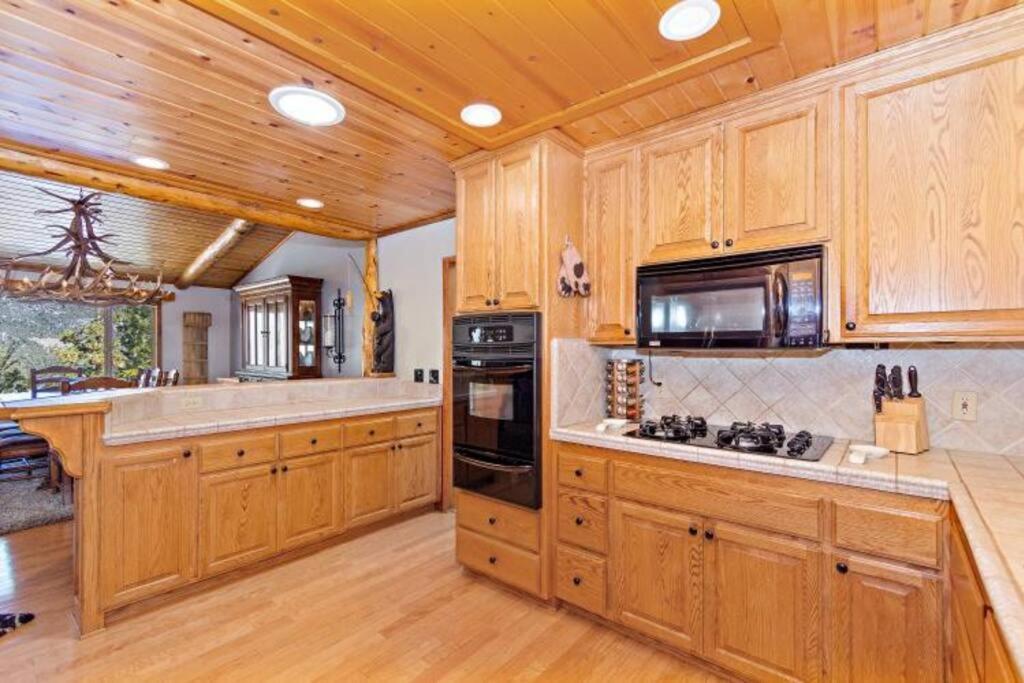 Custom Single Story Cabin With Jacuzzi Pool Table & Big Game Room With Arcade Games Биг Беър Лейк Екстериор снимка
