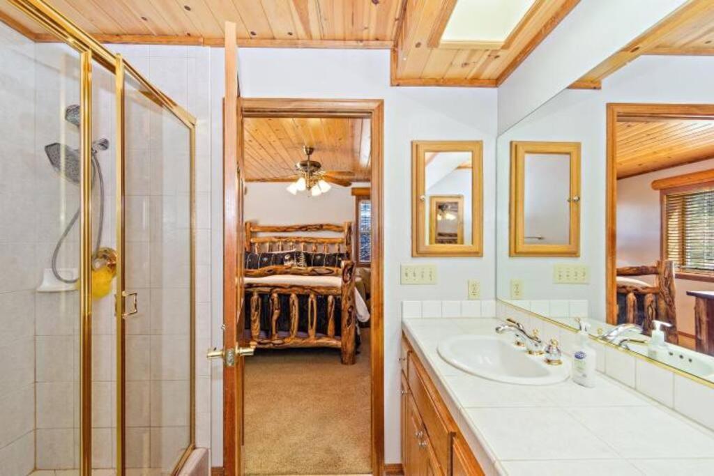 Custom Single Story Cabin With Jacuzzi Pool Table & Big Game Room With Arcade Games Биг Беър Лейк Екстериор снимка